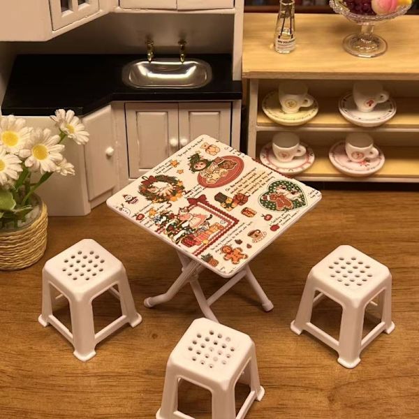 1 sæt Hellokitty-tema mini-bordmodel med 4 stole dukkehus A3