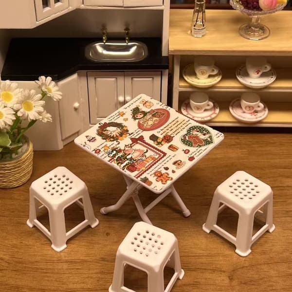 1 sett Hellokitty-tema miniatyrbordmodell med 4 stoler dukkehus A3