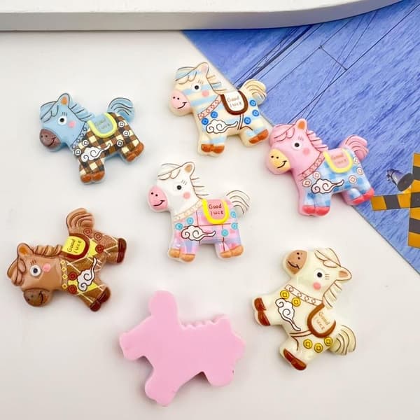 10 kpl sarjakuva DIY-hartsitarvikkeet Cabochon Flatback e Pony Em A6