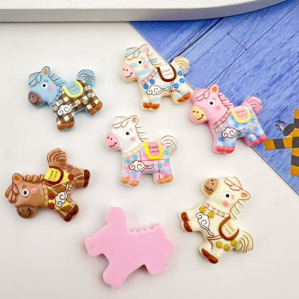10 st tecknade DIY-hartstillbehör Cabochon Flatback e Pony Em A9