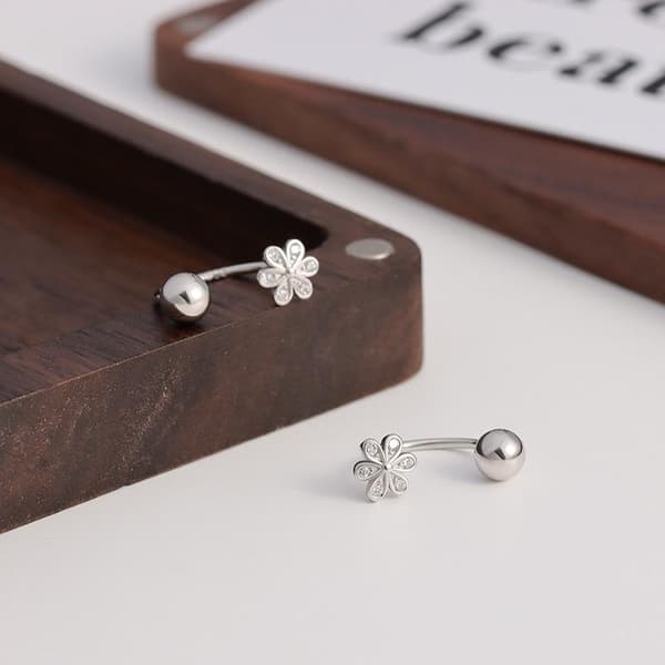 Diamantbesatta Blomskruvörhängen Diskret Design U-S A1