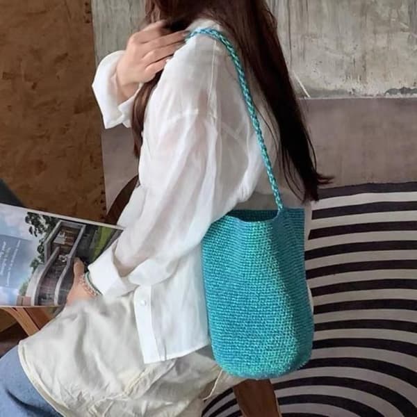 Stor handvävd hinkväska i enfärgad boho-metallinje Blue