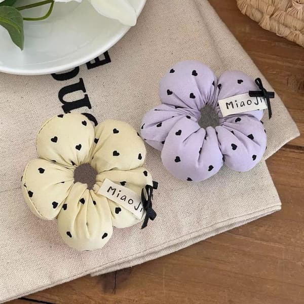 1 stk. e Blomsterformede Hårscrunchies til børn med hjerteprint Blue