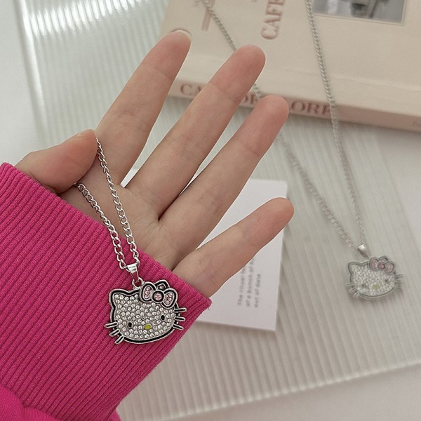 Tegneseriehalskæde med diamantkattevedhæng og trendy studerende C