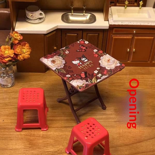 1 sett Hellokitty-tema miniatyrbordmodell med 4 stoler dukkehus A6