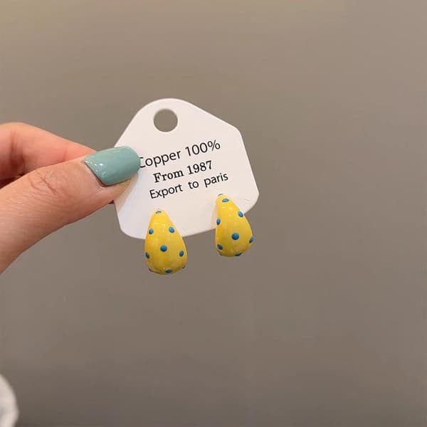 Söta prickiga emaljerade geometriska C-formade ringörhängen för kvinnor Yellow