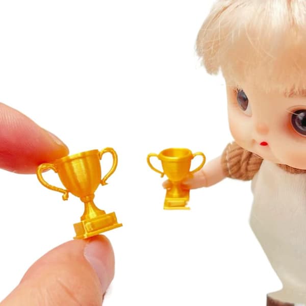 Mini gyllene troféleksaksprydnad för dockhusdekoration ama Sc L