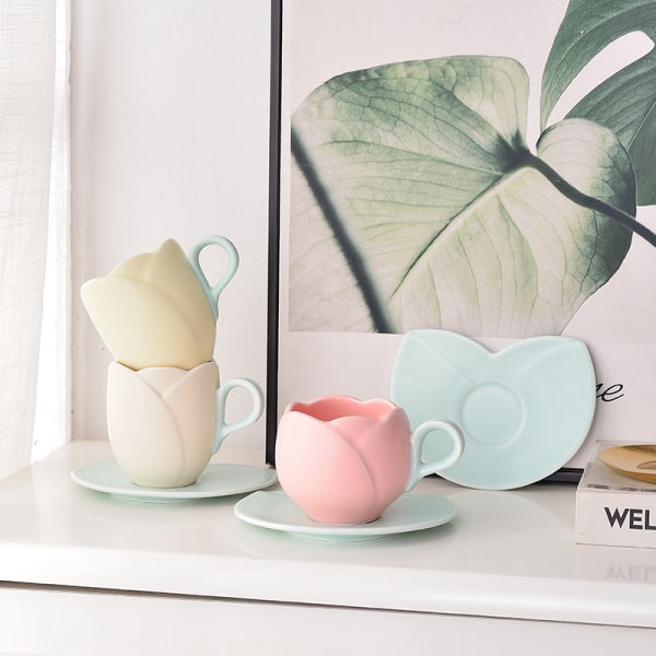 Blomstformet keramisk kopp og tallerkensett Tulip kaffekopper etter 1