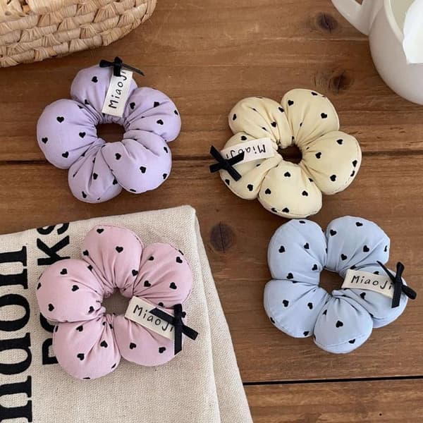 1 stk. e Blomsterformede Hårscrunchies til børn med hjerteprint Blue