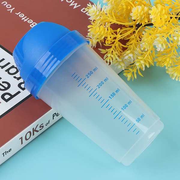 300 ml:n ravistinpullo luovaan pirtelö- ja proteiinijauhesekoitukseen
