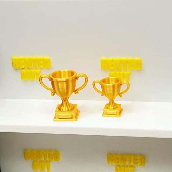 Mini gyllen troféleke-pynt for dukkehusdekorasjon og scener S