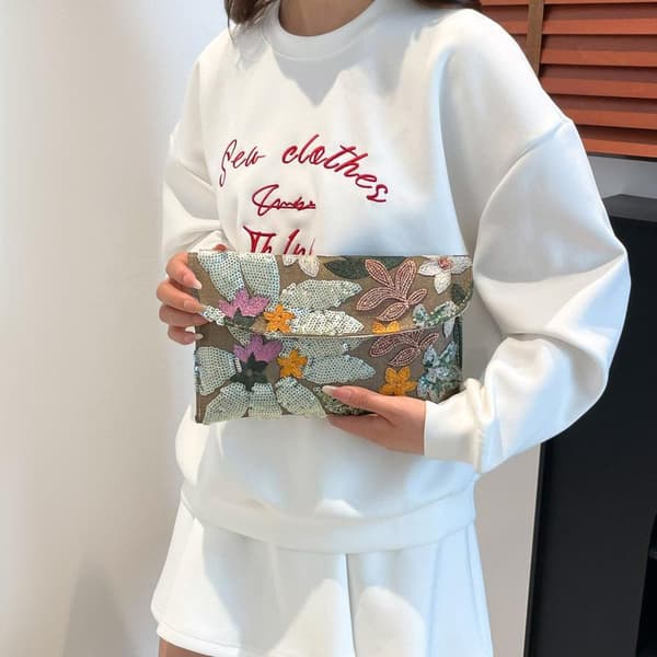 1 stk. aftenclutch med pailletter, perlebroderede blomstertasker G B