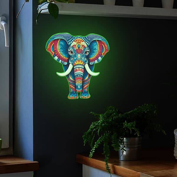 Selvklebende toalettklistremerke med lysende farget totem-elefant A2