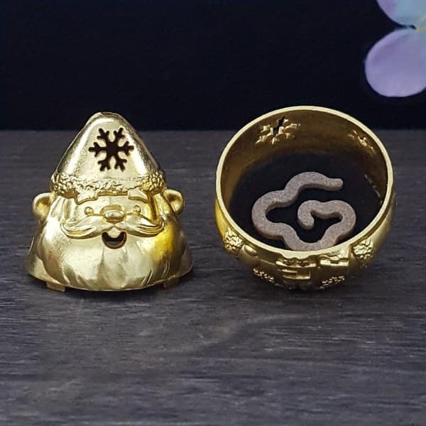 Røkelsesbrenner i metall med julenisse og uthulet snøfnuggdesign A3
