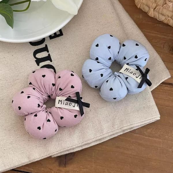 1 stk. e Blomsterformede Hårscrunchies til børn med hjerteprint Blue