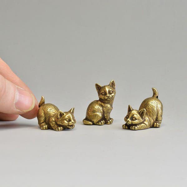 4 stilarter tilgængelige messing e kattefigurer miniaturer skrivebord eller A4