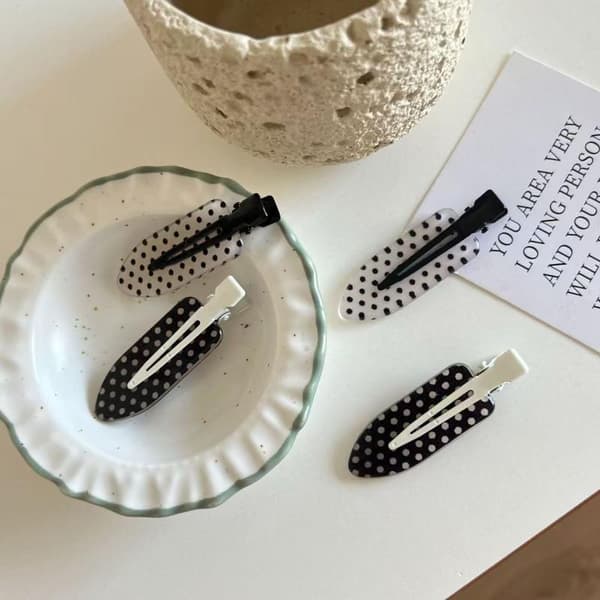 4/8 stk. sorte og hvide prikkede hårklemmer til sidepandehår 4Pcs