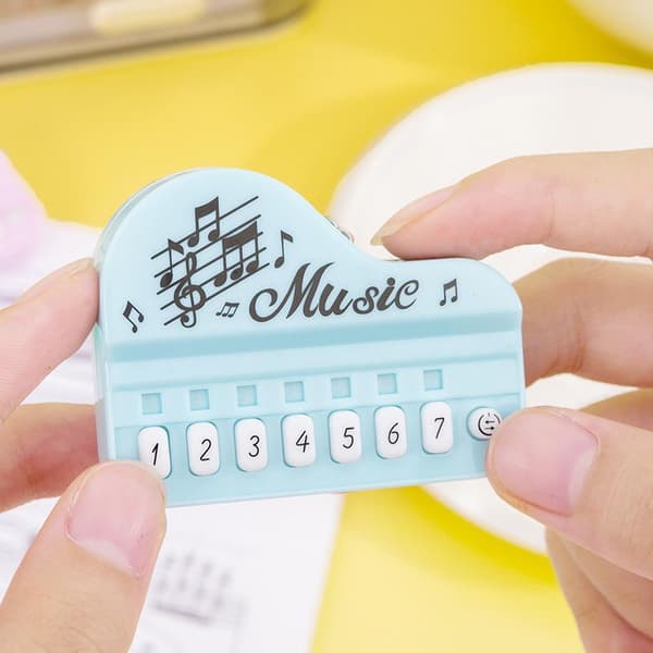 Mini bærbar pianonøkkelring med spillbare knapper og musikk A4