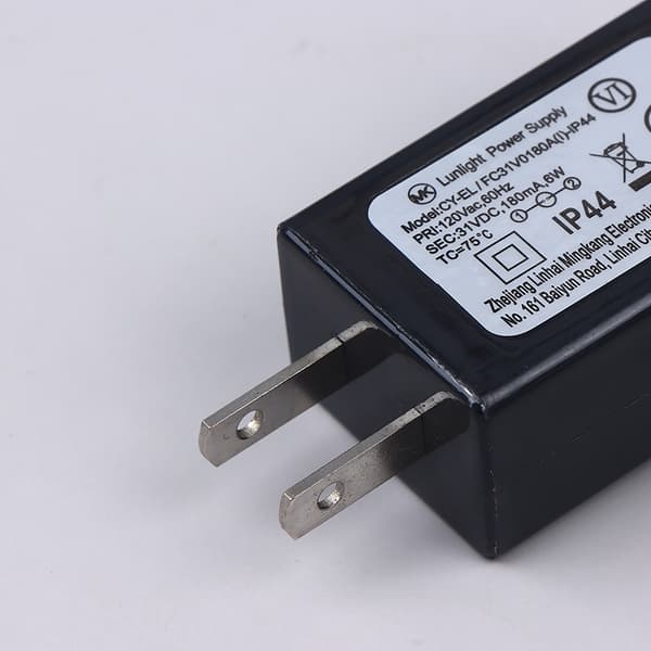 EU US UK Plugg AC 220V 110V Til 31VDC 6W 24V 5V Transformator LED L UK 31V6W