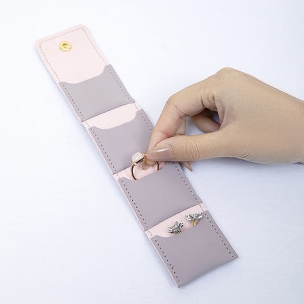 Sammenleggbar smykkeorganisering med flere rom for ringer grey