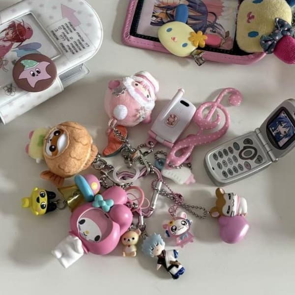 Hello Kitty Gashapon valokuvakehysriipus vaihdettava kasvot avaimenperä A4