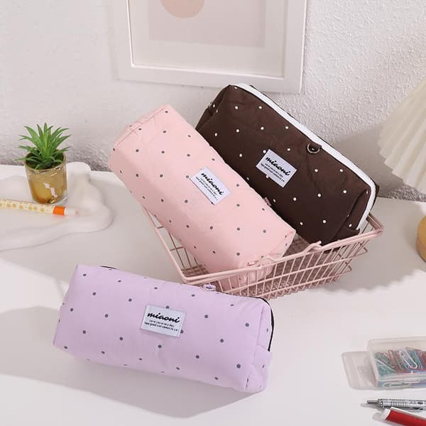 1 stk. mode n prikket ensfarvet penalhus til studerende A6