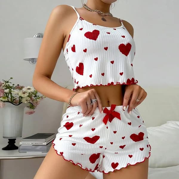 Stilfuldt afslappet pyjamasæt med hjerteprint og ærmeløs crop top A15