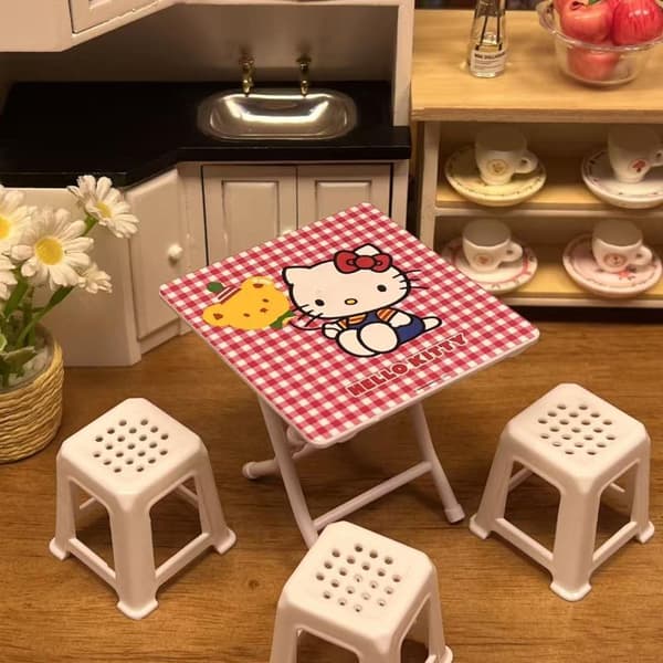1 sæt Hellokitty-tema mini-bordmodel med 4 stole dukkehus A5