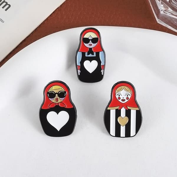 3/4 st personlig rysk \"nesting doll\"-formad brosch minnessak A2
