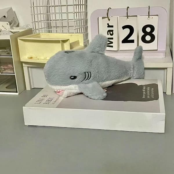 1 stk. e Plys Delfin Haj Penalhus Studenter Skoleartikler A2