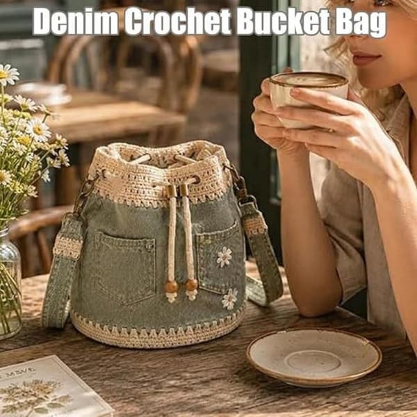Hinkväska i denim med dragsko och broderad virkad kantjustering A2
