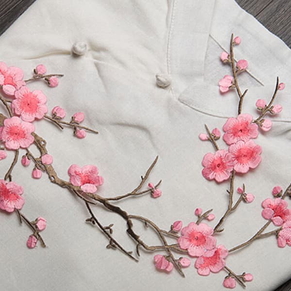 Vacker broderad plommonblomma blomma lapp järn/sy på app Red