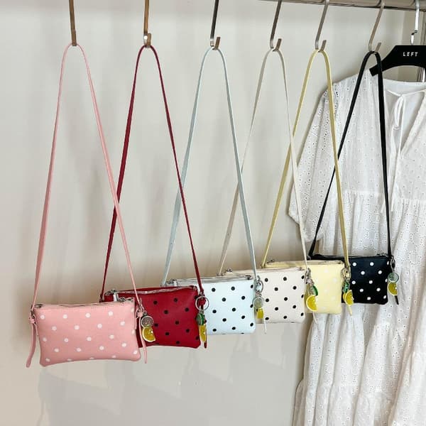 PU Läder Crossbody Väska Svart Prickigt Tryck med Fruktberlock A3