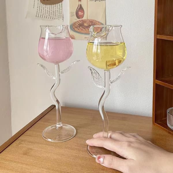 Roseformede rødvinsglass Roseformede vinglass med farget A3