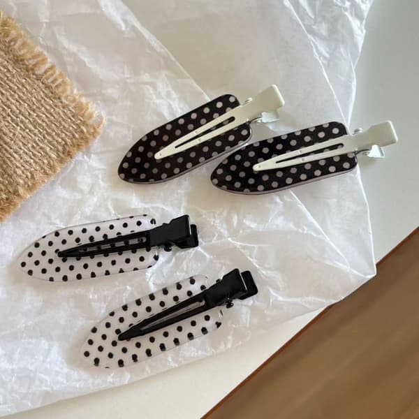 4/8 stk. sorte og hvide prikkede hårklemmer til sidepandehår 4Pcs