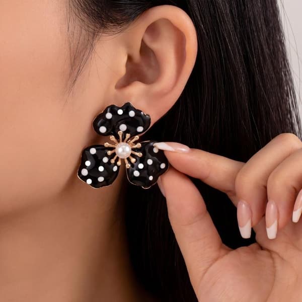Sorte Polka Dot Blomster Ørestikker Faux Perle Accent Guldfarvet A2