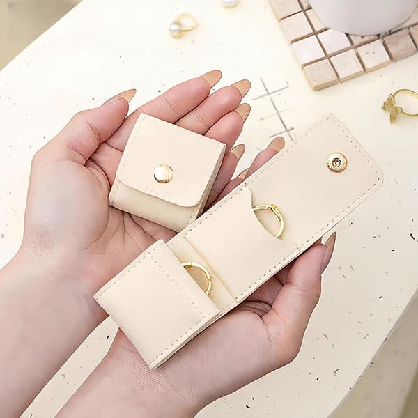 Sammenfoldelig smykkeorganisator med flere rum til ringe, halskæder beige
