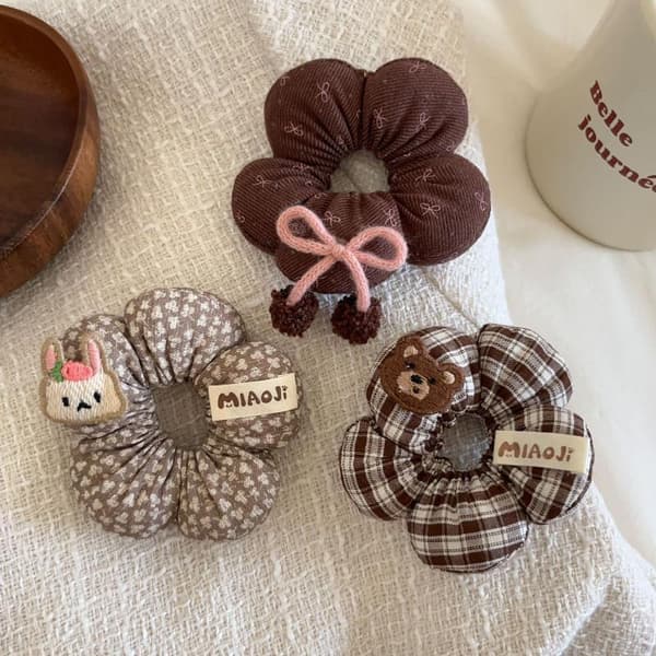 1 stk. e Polstret stofhårscrunchie med tegneseriefigur til piger Da D