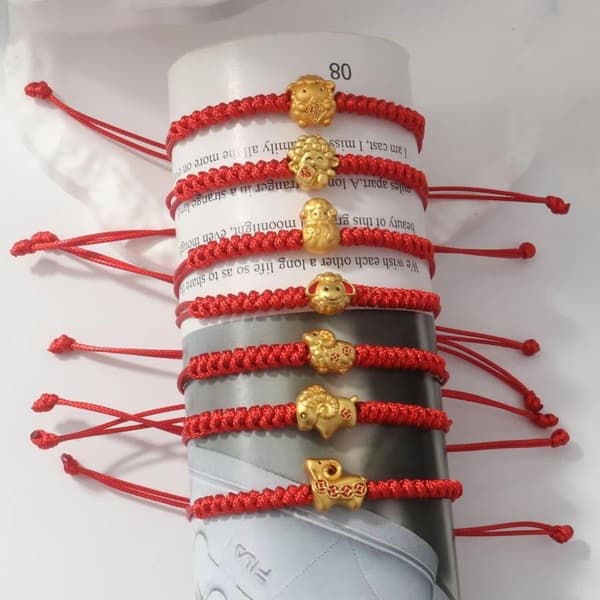 Handgjort rött flätat reparmband med guldfärgad getberlock, justerbart A4