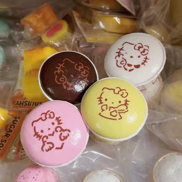 e Hello Kitty Trykt Cupcake Stresslegetøj Langsomt Stigende Tekstur 1PCS Random Color