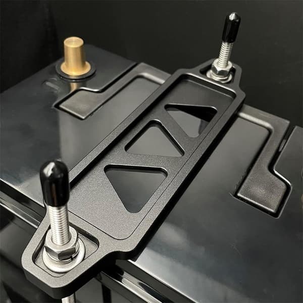 218mm / 190mm Aluminium Universal Batterifästning Black