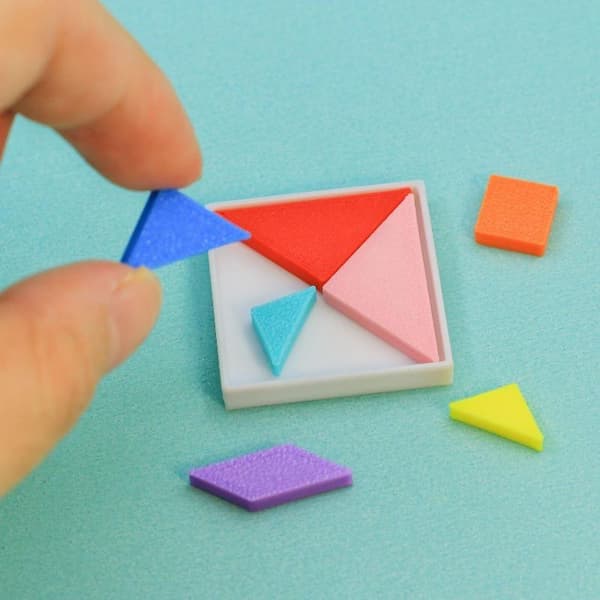 Nukkekodin mini-tangram-palapelisetti, simuloitu värikäs rakennelma
