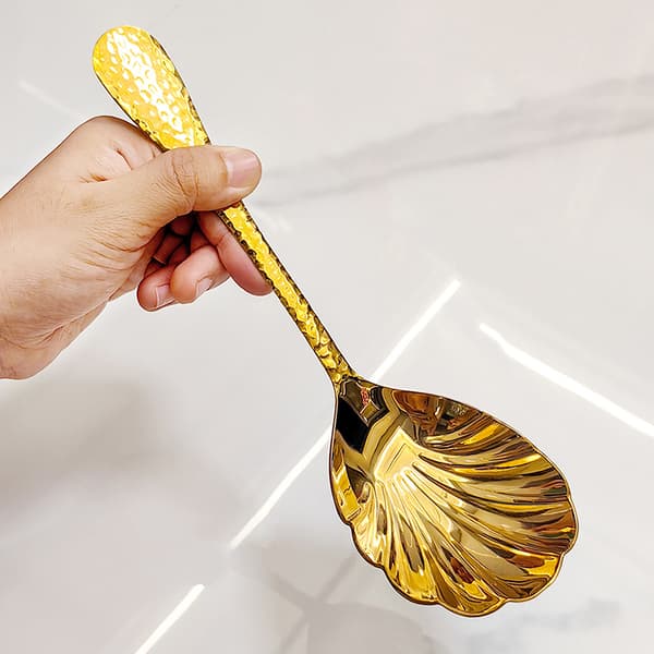 Långskaftad sked i rostfritt stål med snäckskalsdesign för perfekta desserter Gold