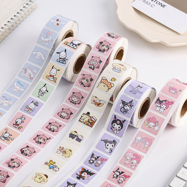 En rulle med 500 stycken tecknade tejpklistermärken Sanrio-klistermärken A1