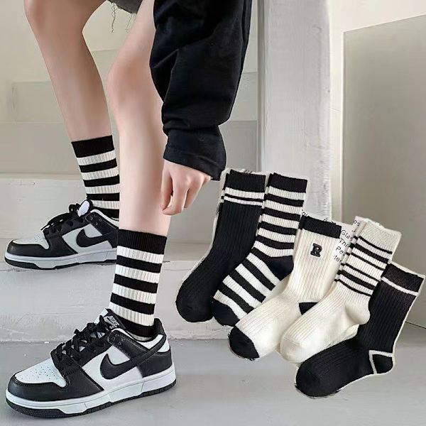 Damstrumpor Höst Enkel Casual Svart Vit Randiga Pile Socks A4