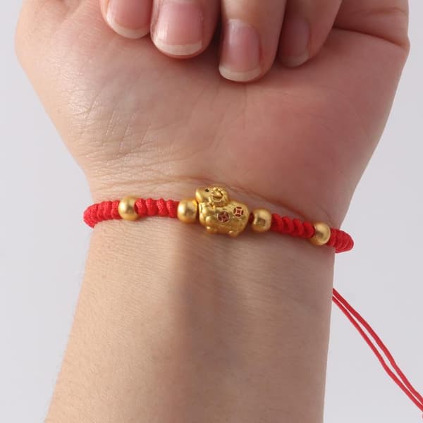 Handgjort rött snörearmband Guldpläterade zodiakfårberlocker Annons A5
