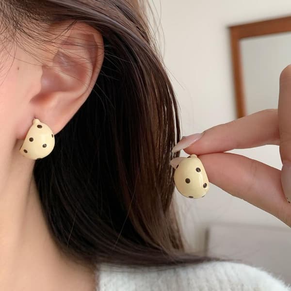 Sød farverig polka dot emalje geometrisk C-formet hoop ørering A5