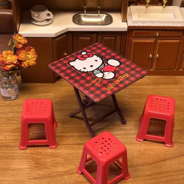 1 set Hellokitty-tema miniatyrbordsmodell med 4 stolar dockhus A3