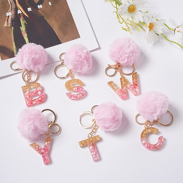 e Avaimenperä Vaaleanpunainen Pompom Ball 26 Letter Keychain Resin Avaimenperät E