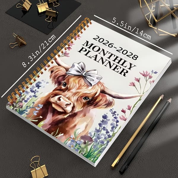 2026-2028 Highland Ku Månedlig Planlegger | 3 Års Kalender Multicolor